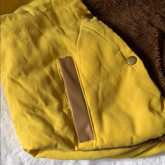 Yellow hooded lightweight vest sz M (runs small) - Picture 4 of 8